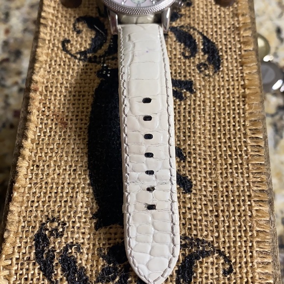 MICHAEL KORS Water Resistant Chronograph Watch w/New Battery - Picture 3 of 10